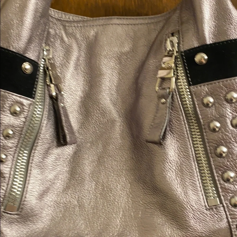 b.Makowsky Silver leather bag with pockets with silver studs